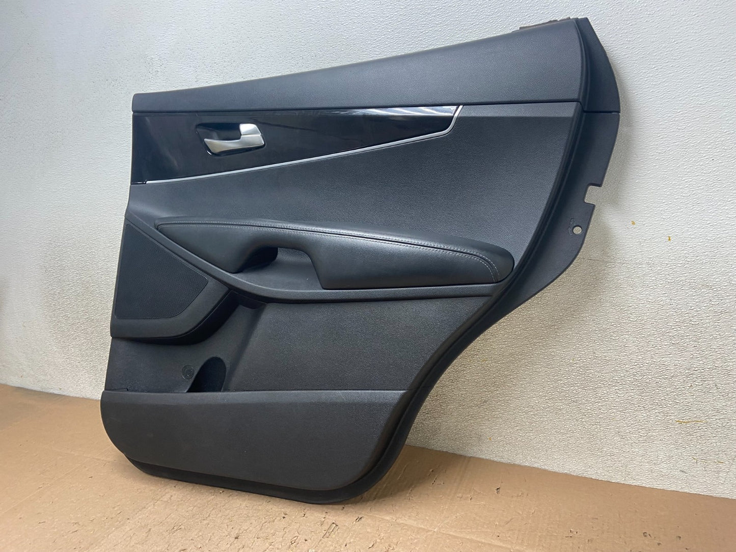 2016 to 2020 Kia Sorento Rear Right Passenger RH Side Door Panel Trim Y4922 DG1
