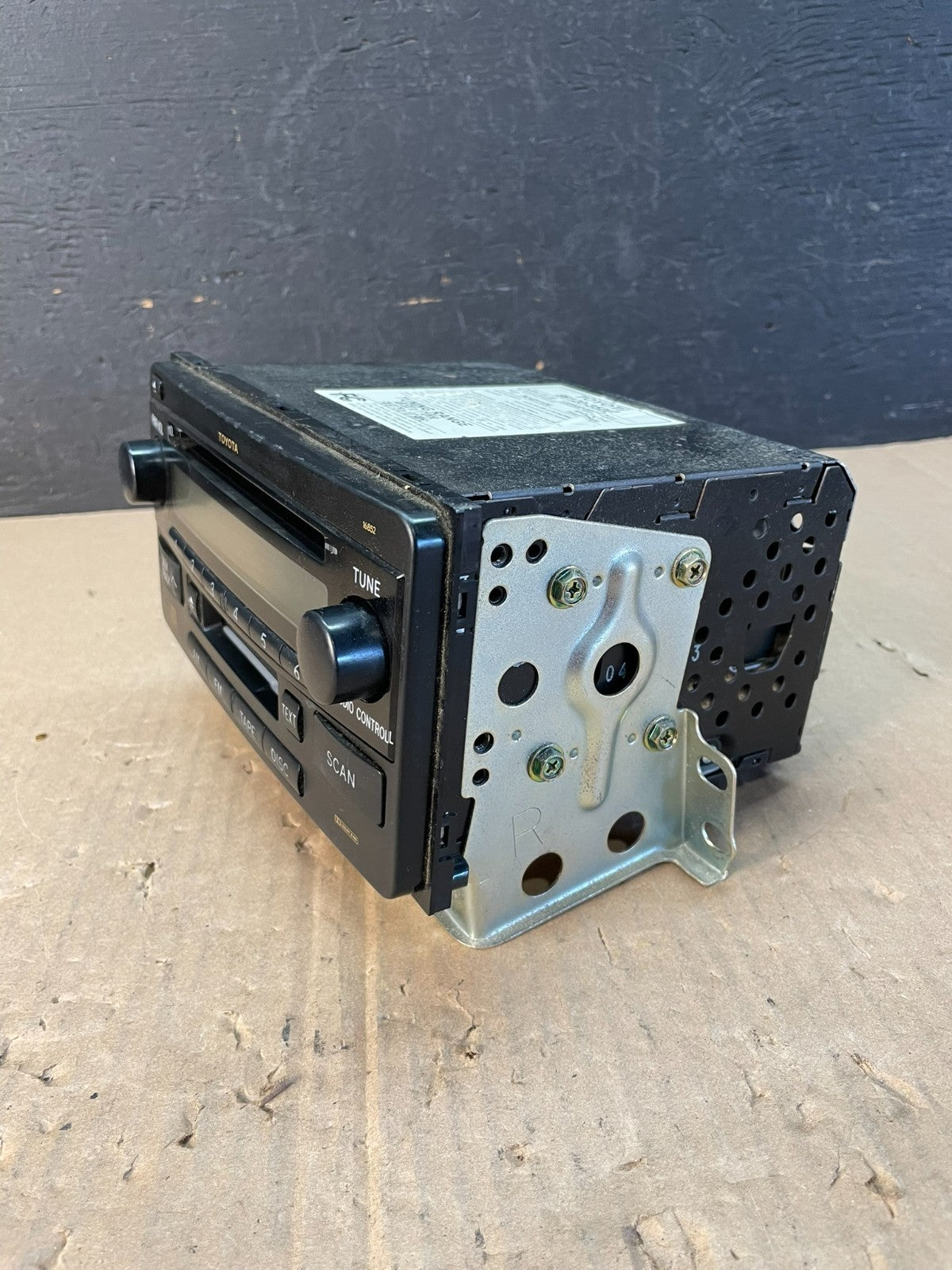 2003 to 2005 Toyota 4runner Am Fm Cd Player Radio Receiver AD5964 DG2