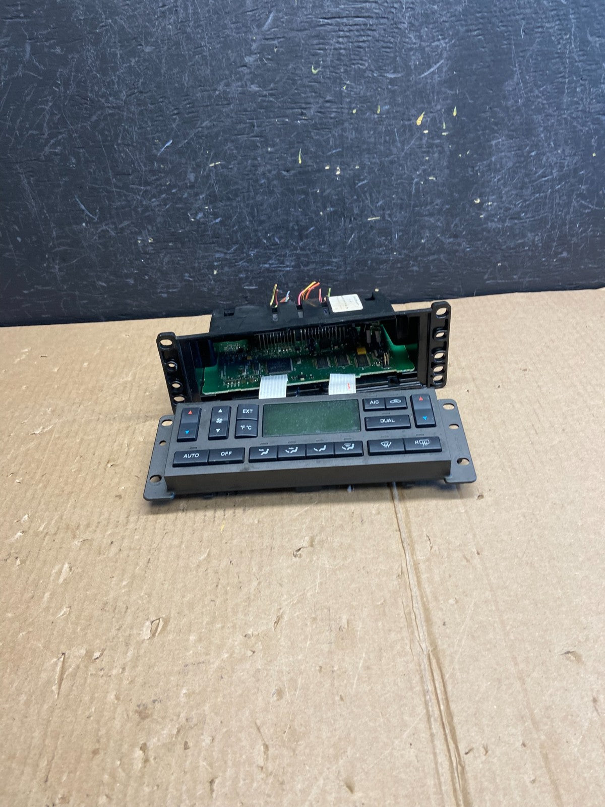 2003 to 2006 Lincoln Town Car Climate Control Panel ae4266 DG0