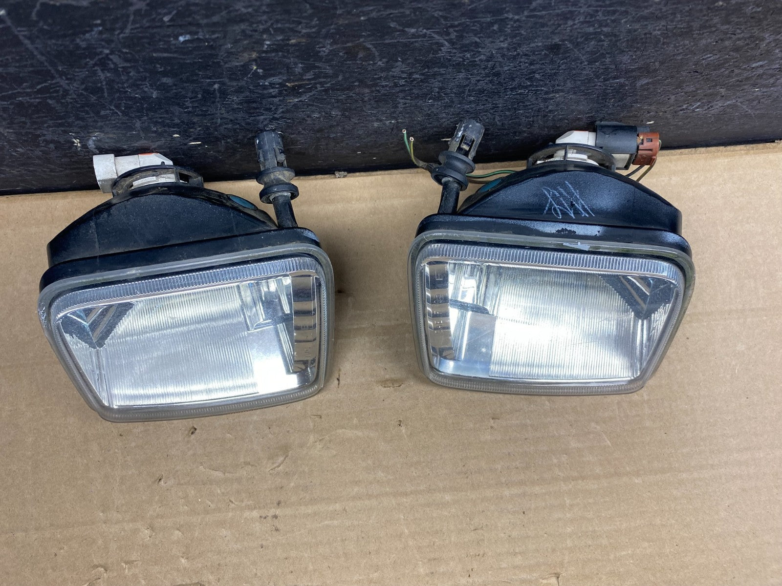2005 to 2011 Mercury Mariner Left+Right Set Side Fog Light AE8198 DG1