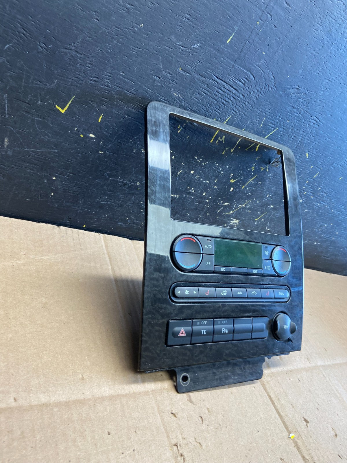 2005 to 2007 Ford Freestyle Montego Climate Control Radio Bezel Trim aa4870 DG2