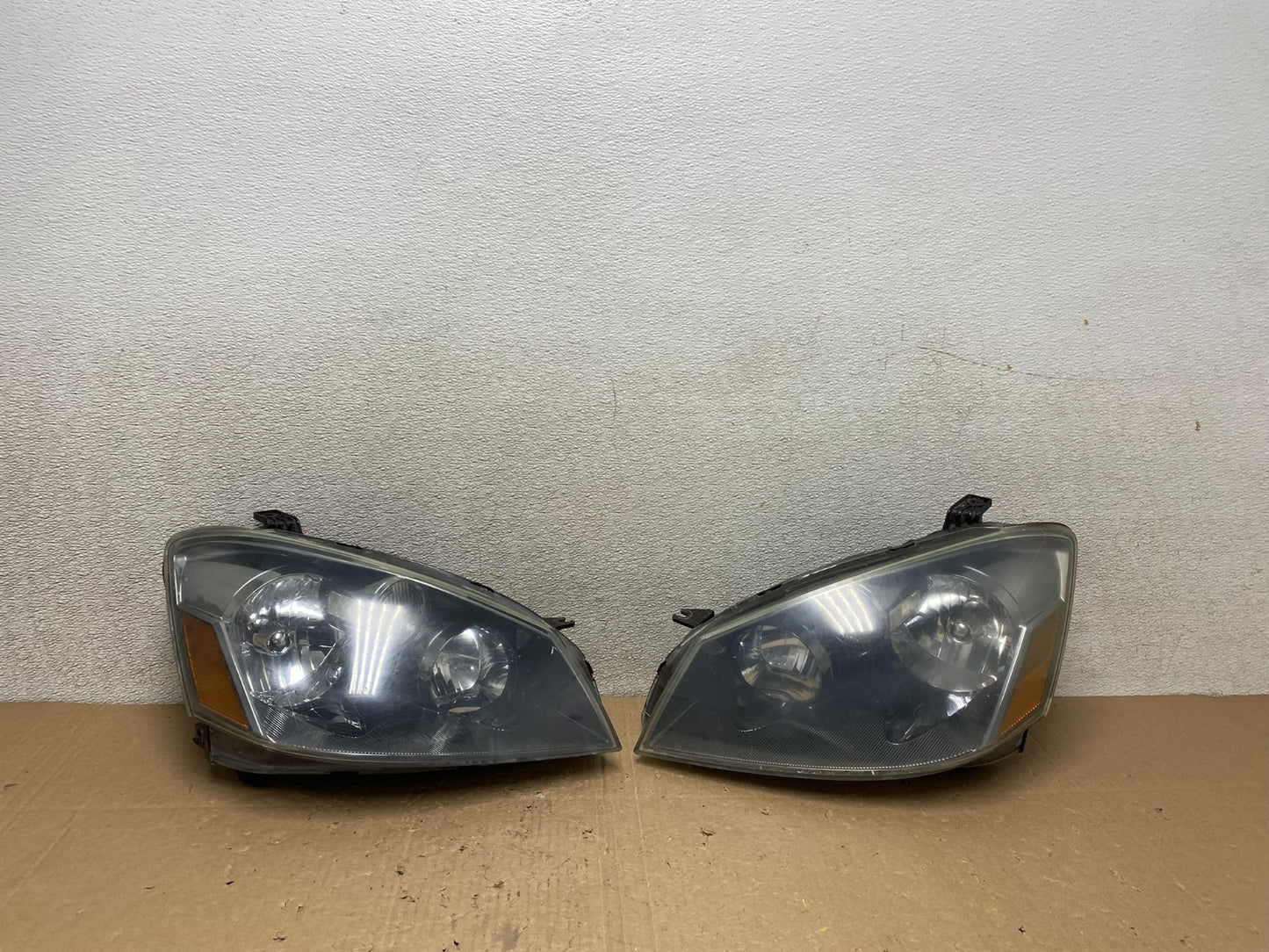 2005 to 2006 Nissan Altima Left+Right Side Set Halogen Headlights OEM U0368 DW0