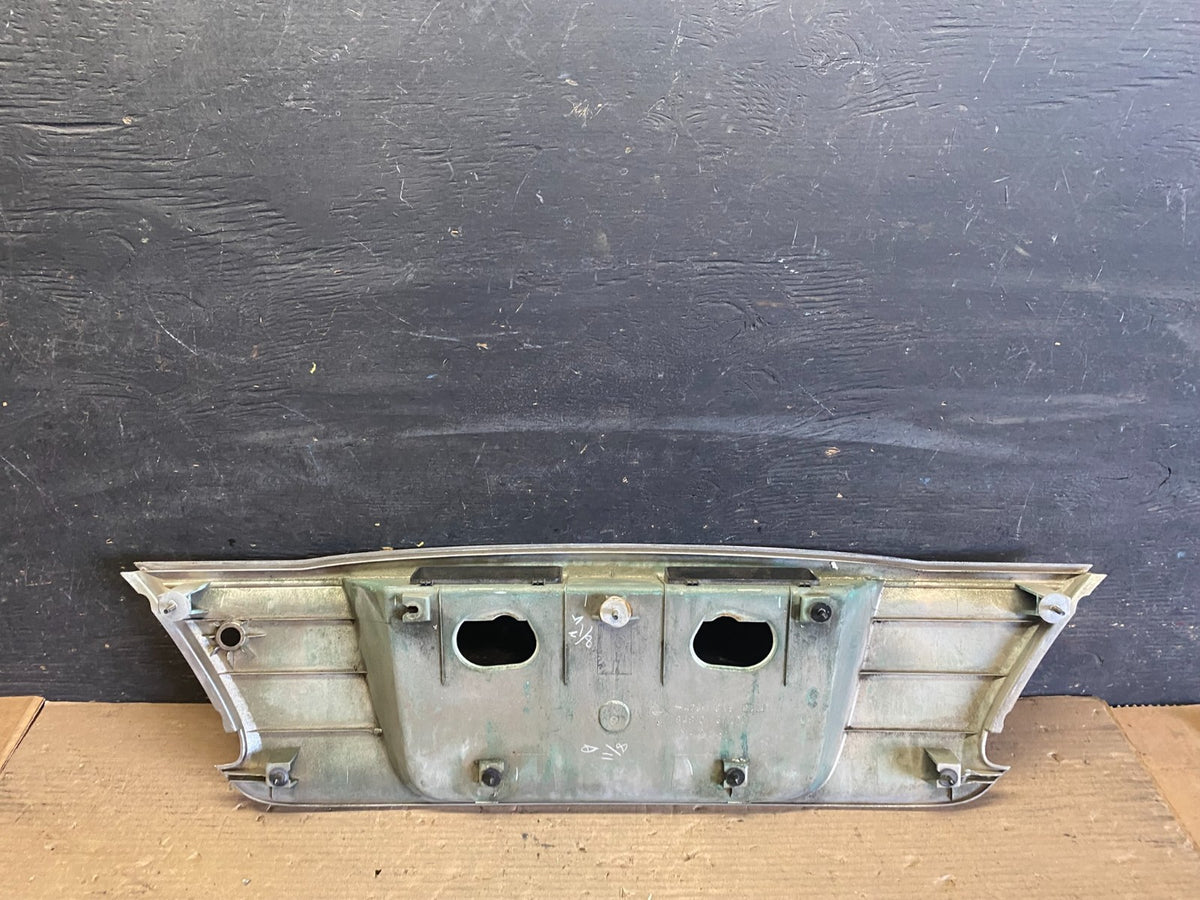 2000 2001 Infiniti I30 Rear Trunk Deck Finish Panel License Plate Trim S3332 DG6
