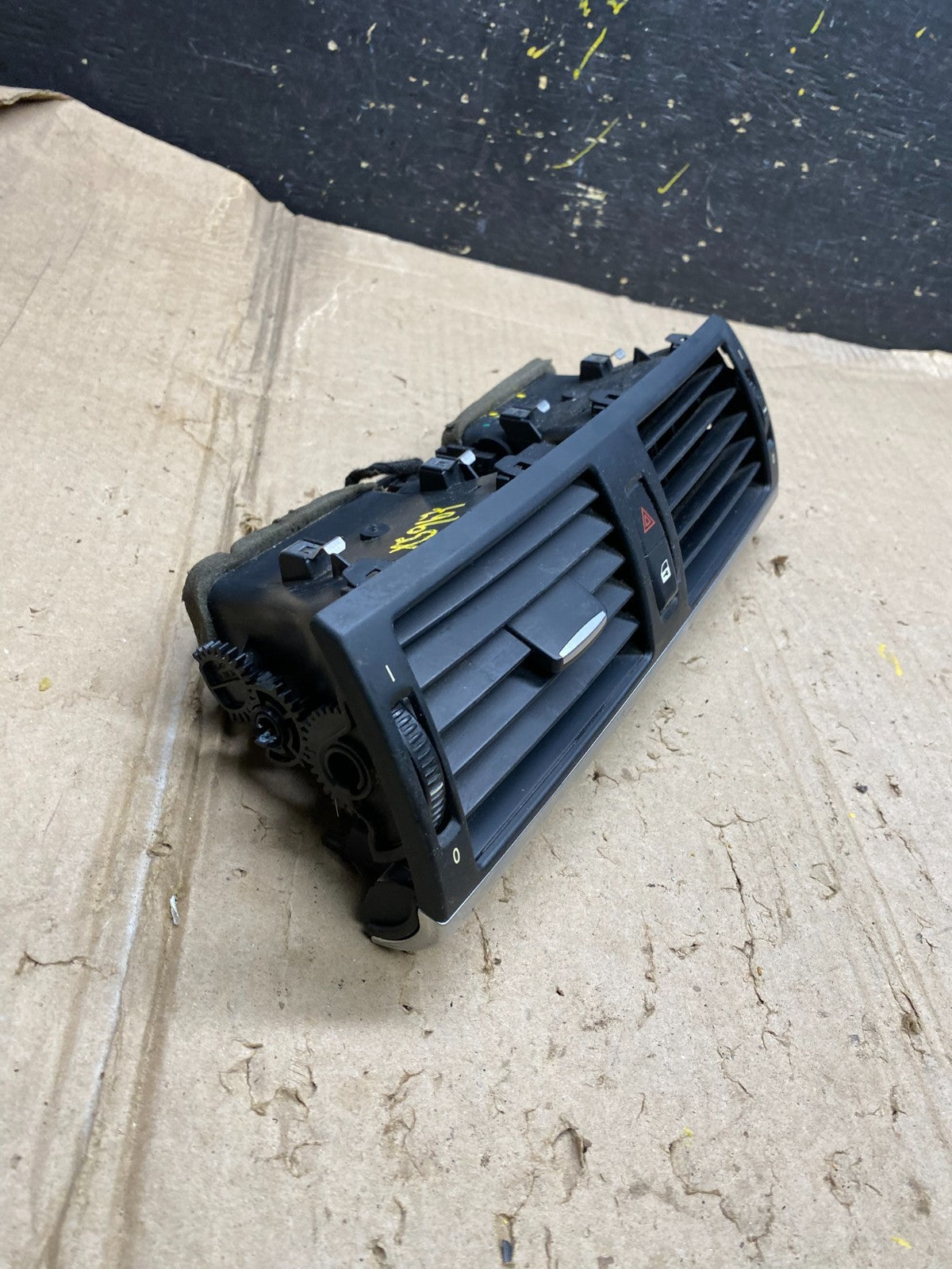 2007 to 2013 BMW X5 X6 Center Console Dash Air Vent OEM X5967 DG1