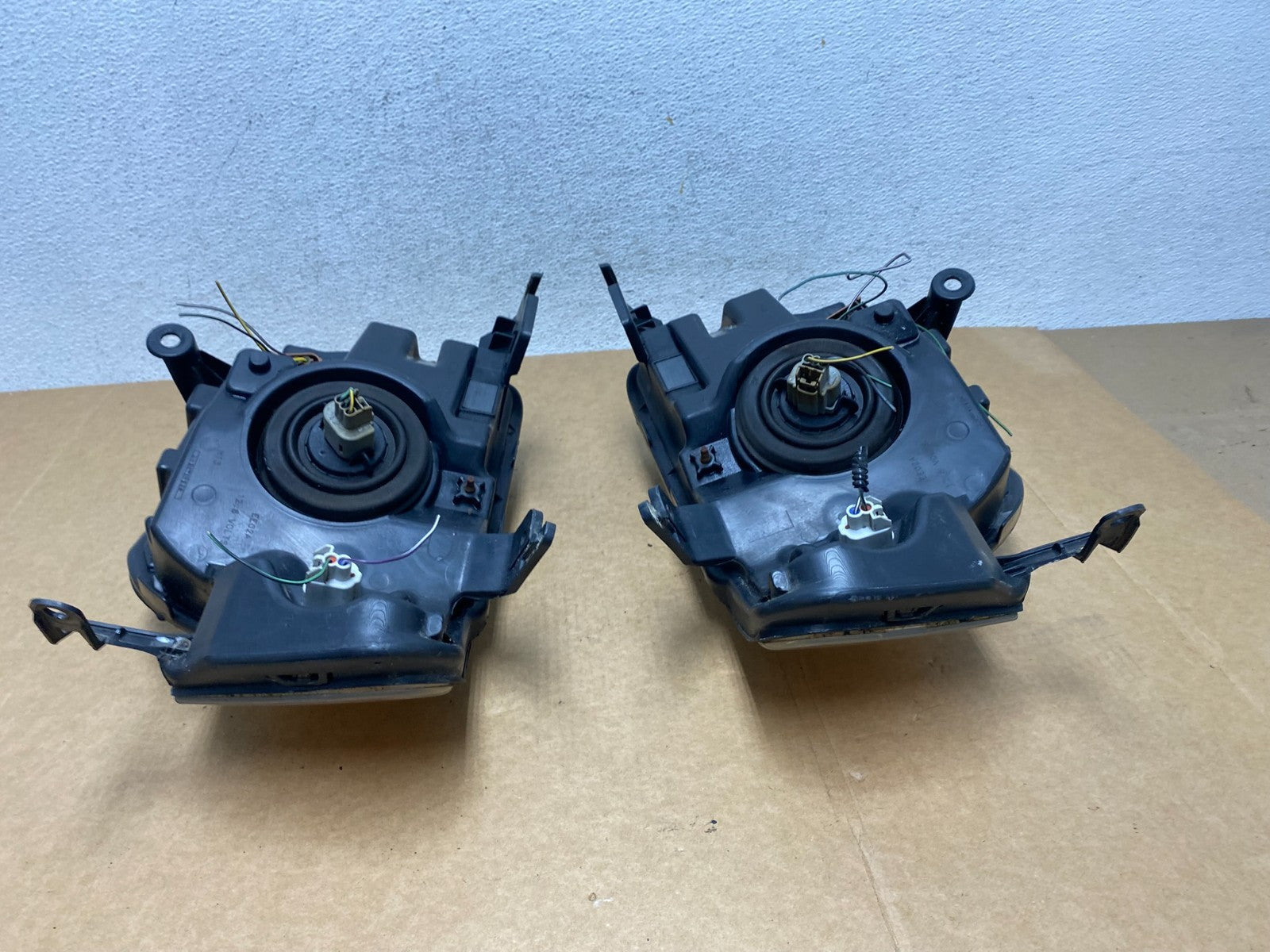 2008 to 2012 Ford Escape Headlights Left+Right Side Set Halogen AE2908 DW8