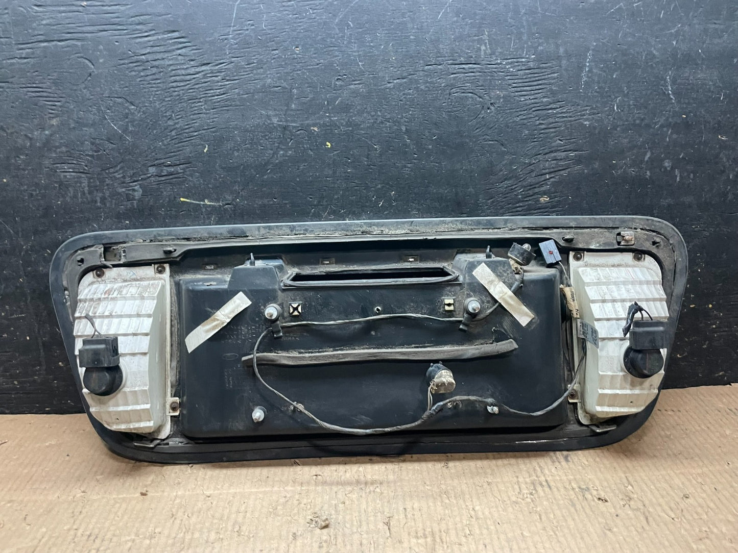 2003 to 2006 Lincoln Navigator Trunk Liftgate License Plate OEM Y6635 DG7