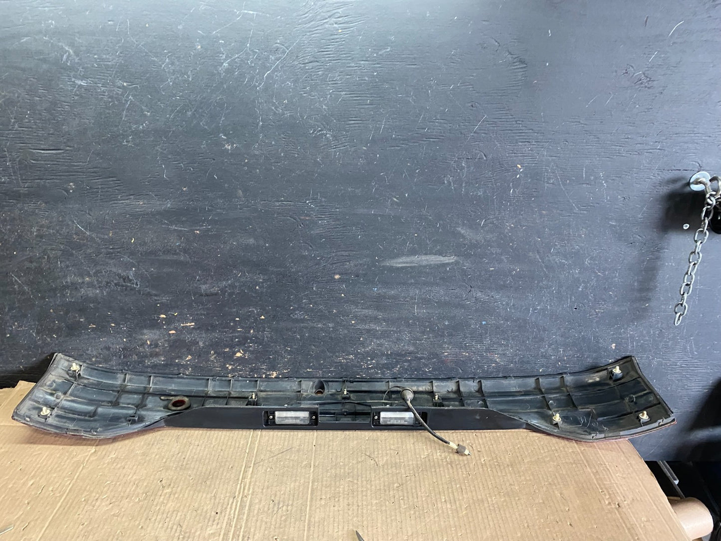 1997-2000 Mitsubishi Montero Sport Tailgate Center Tail Light Panel r7846 DG10