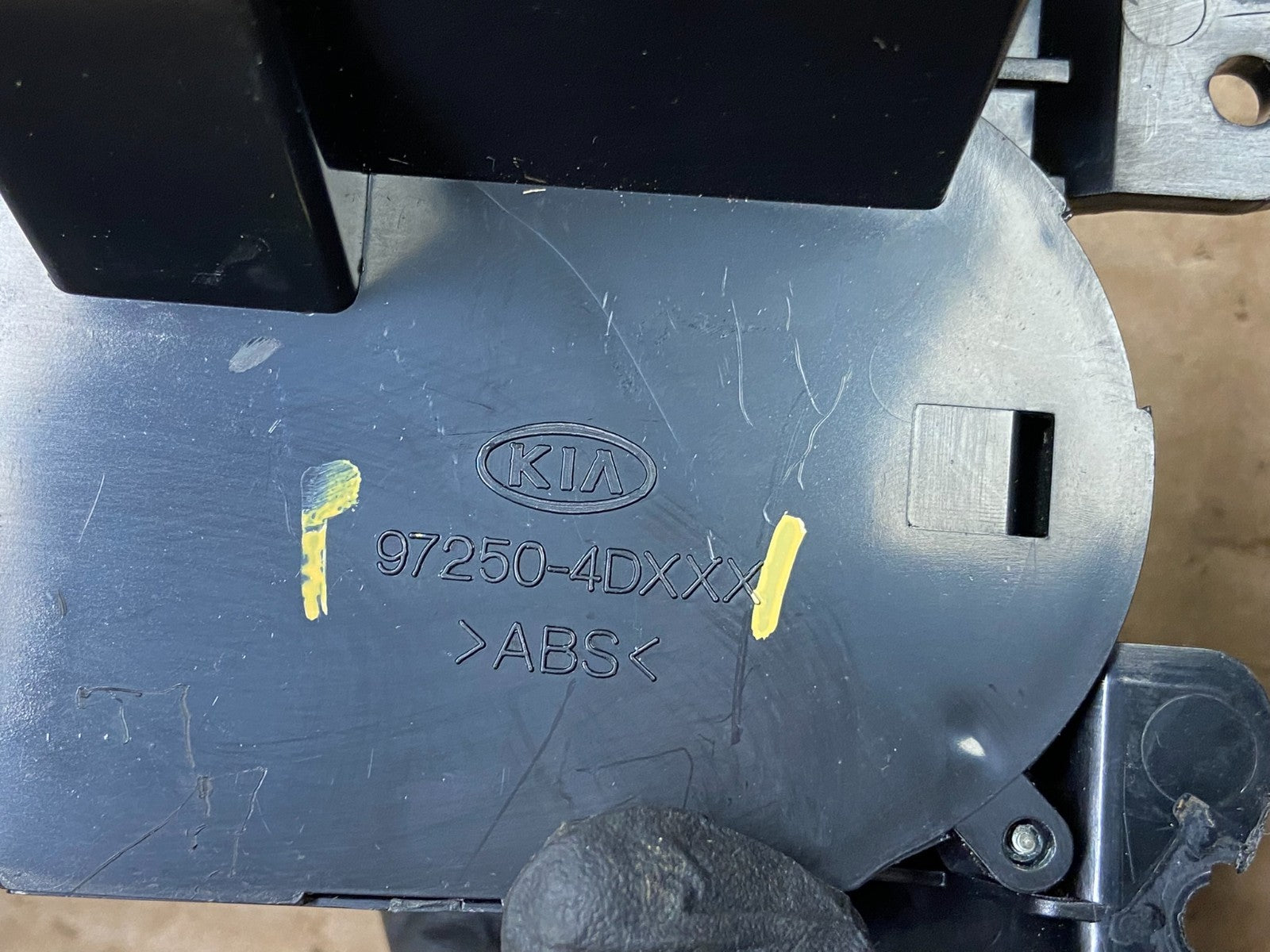 2009-2012 Kia Sedona A/C Heater Climate Control Radio Bezel Trim Y2555 DG5