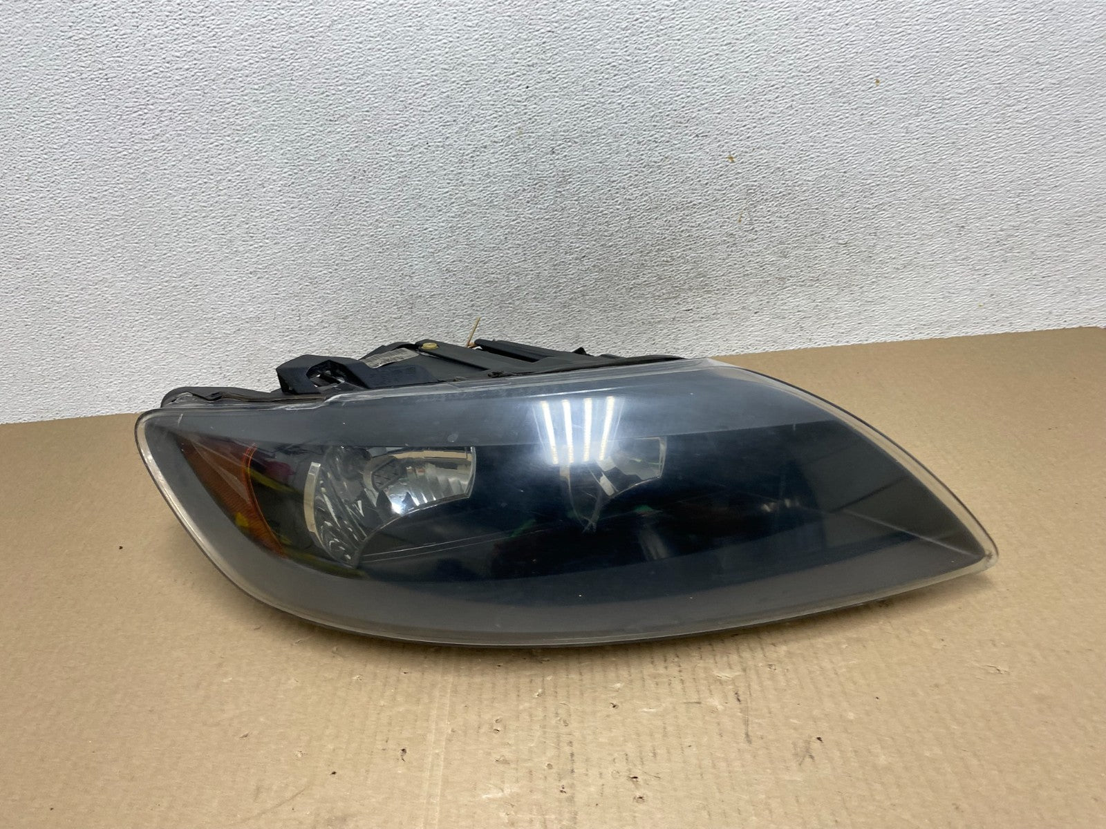 2007- 2009 Audi Q7 Right Passenger RH Side Black Halogen Headlight AE7019 DW0
