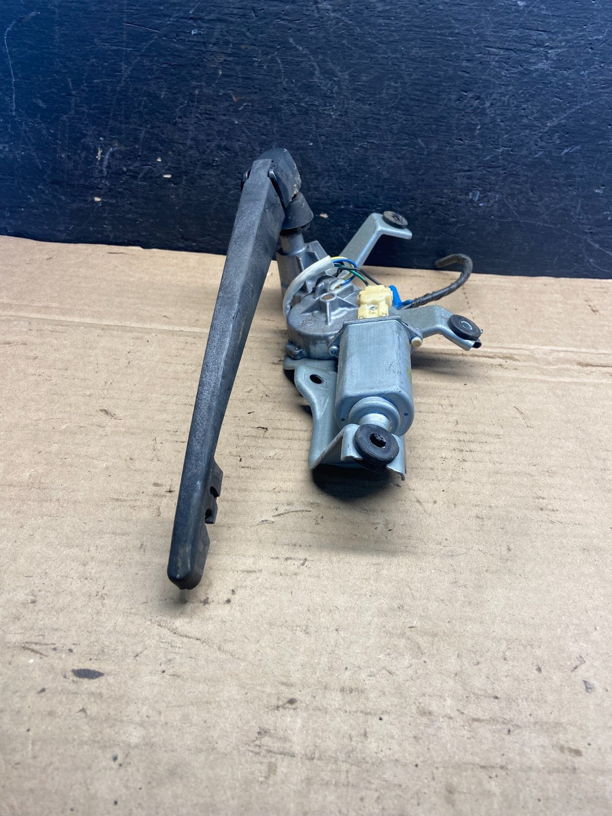 2005 to 2009 Subaru Legacy Outback Rear Windshield Wiper Motor AE25162