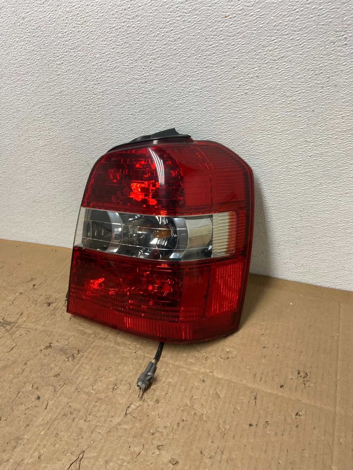 2004-2007 Toyota Highlander Right Passenger RH Side Tail Light OEM AC0254 LK1