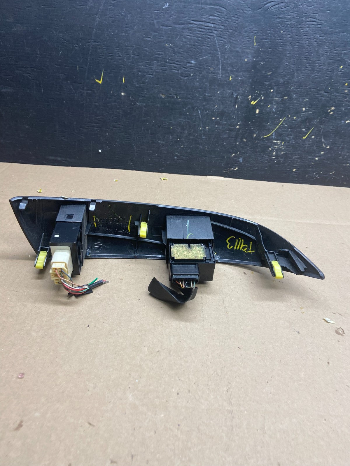 2004 to 2010 Toyota Sienna Left Side Climate Switches Bezel Trim T9113 DG3