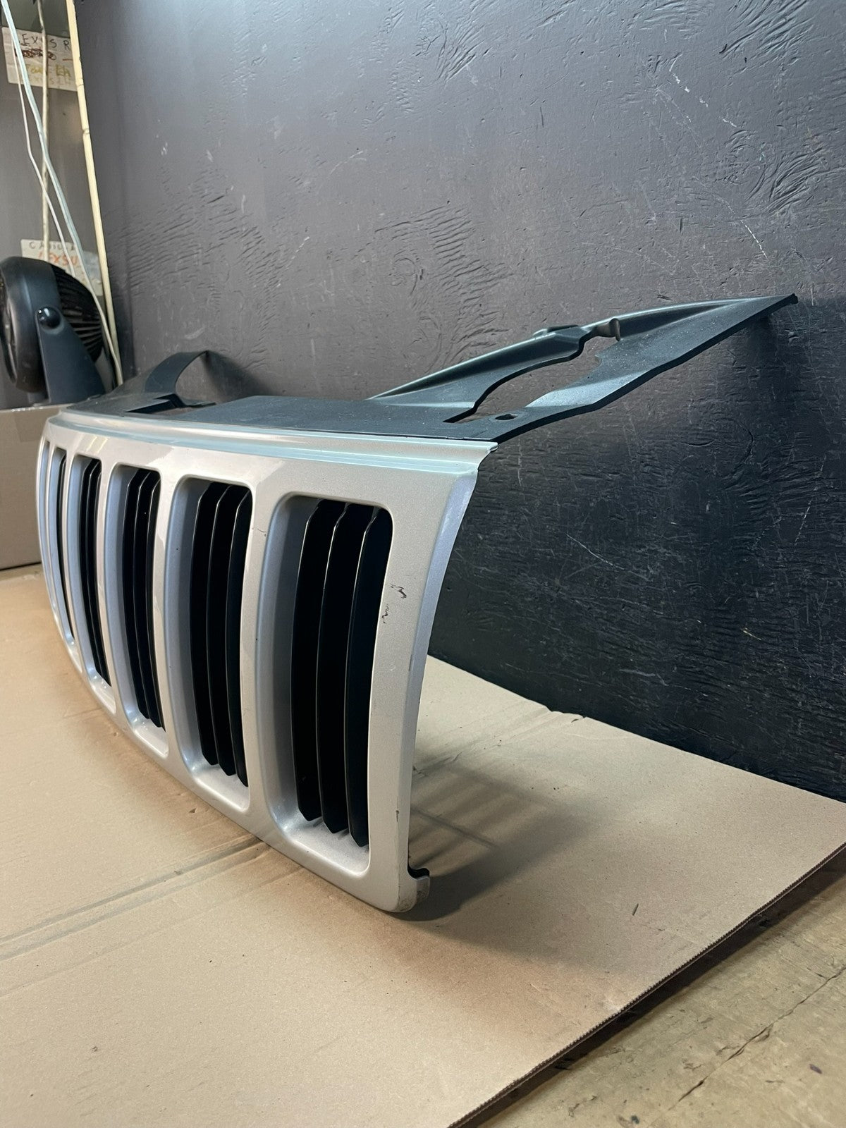 2005 2006 2007 Jeep Grand Cherokee Front Upper Grill Grille z8137 DG1