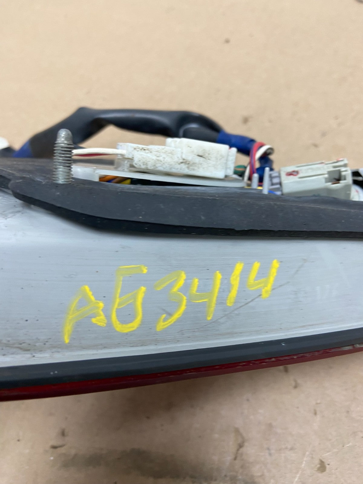 2004 to 2006 Lexus LS430 Right Passenger Side Tail Light Inner AG34146