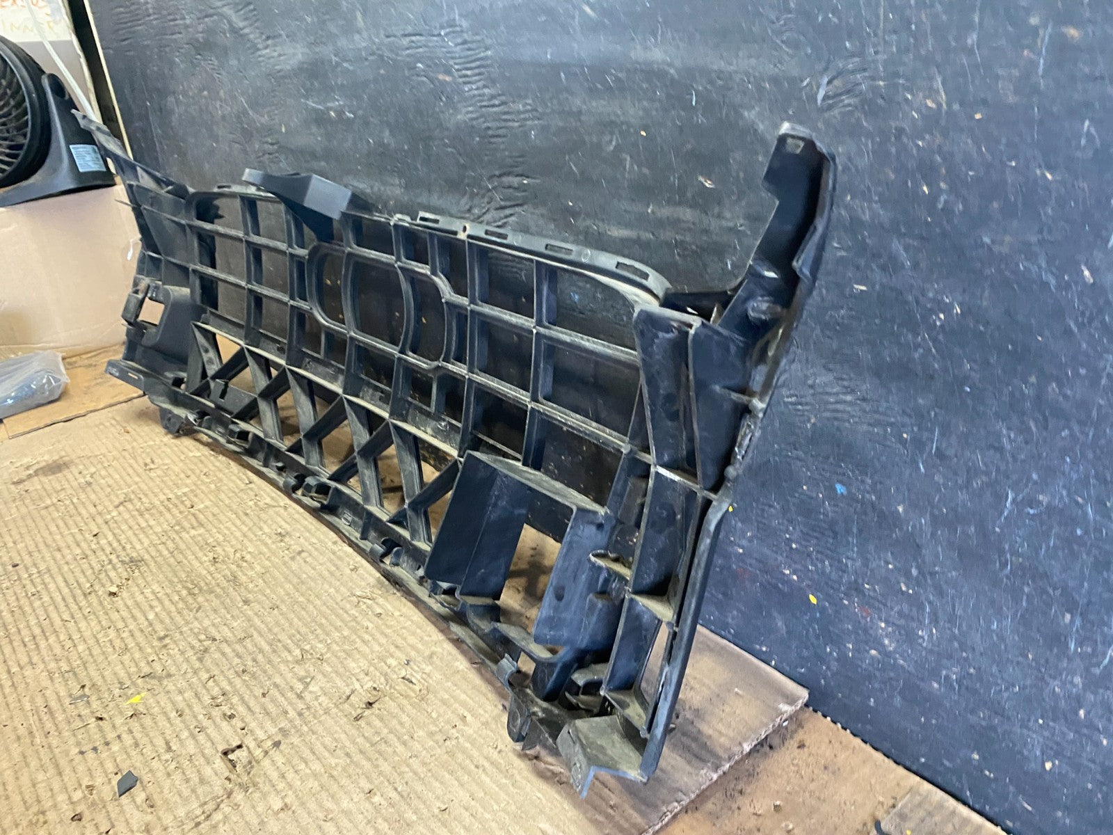 2007 2008 2009 Audi Q7 Front Bumper Cover Grill Support Reinforcement S5873 DG4