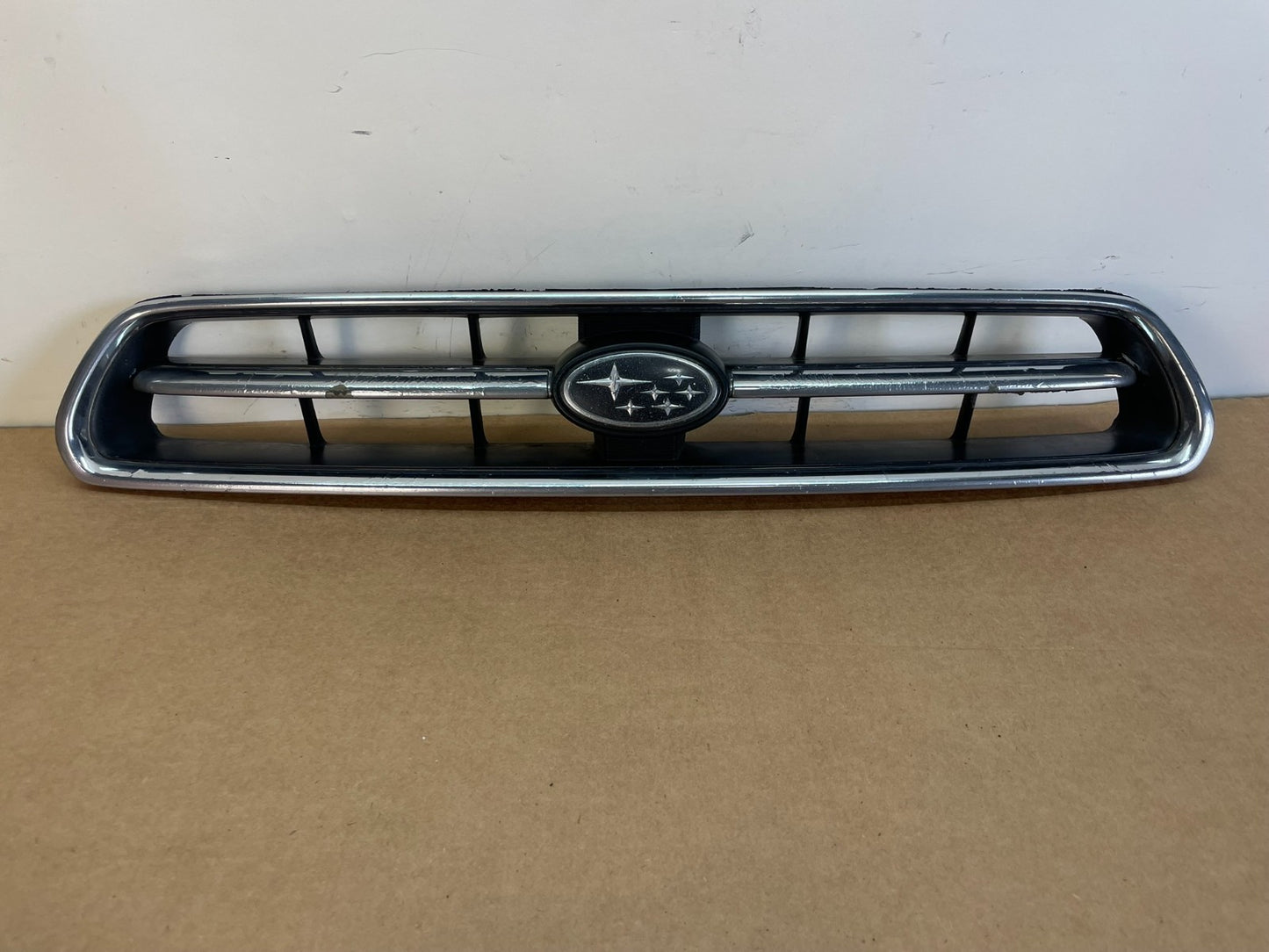 2000 to 2002 Subaru Outback Legacy Center Grille 91121AE010 AF85360