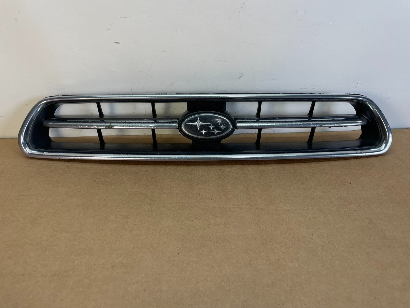 2000 to 2002 Subaru Outback Legacy Center Grille 91121AE010 AF85360