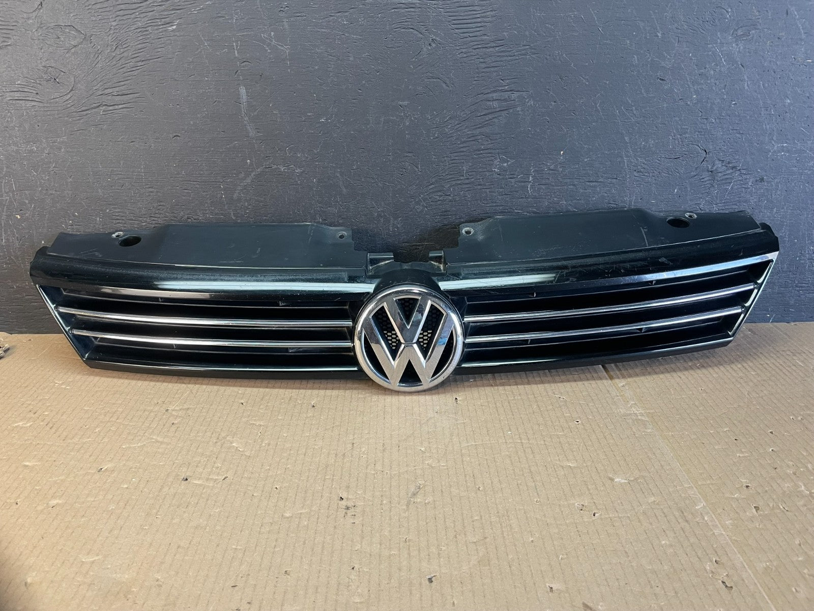 2011 to 2014 Volkswagen Jetta Sedan Front Upper Grille Grill ae3723 DG0