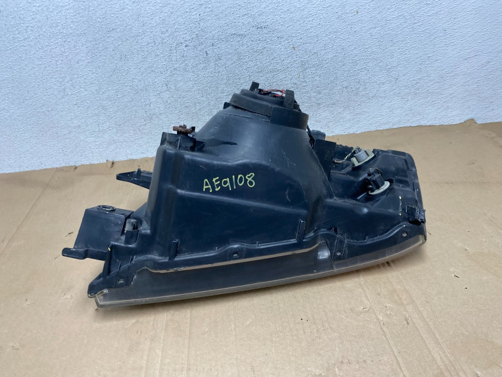 2000 to 2004 Mitsubishi Montero Pajero Right Passenger RH Headlight AE9108 DW8