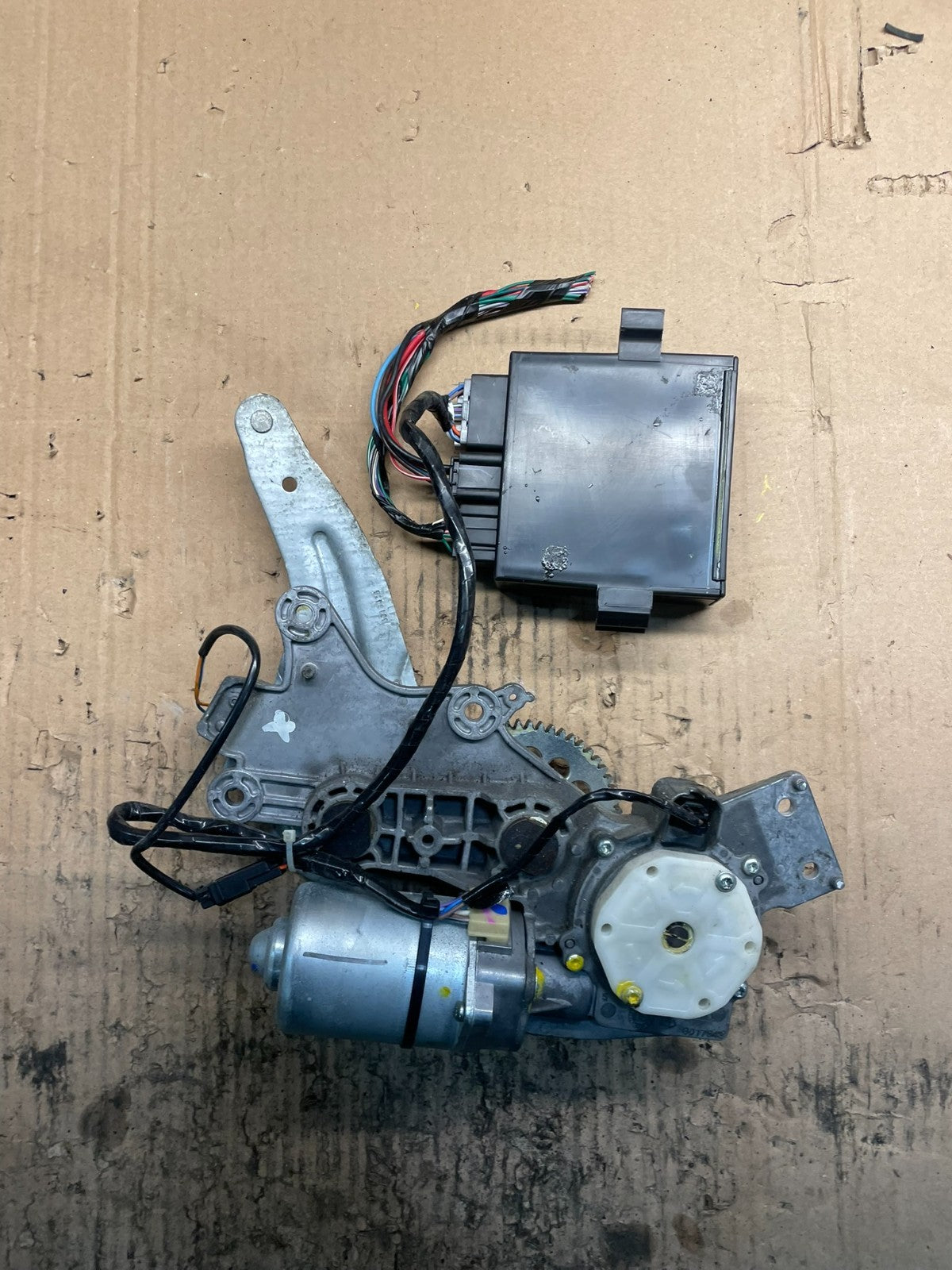 2009 to 2016 GMC Acadia Rear Trunk Liftgate Power Motor Actuator V2283 DG5