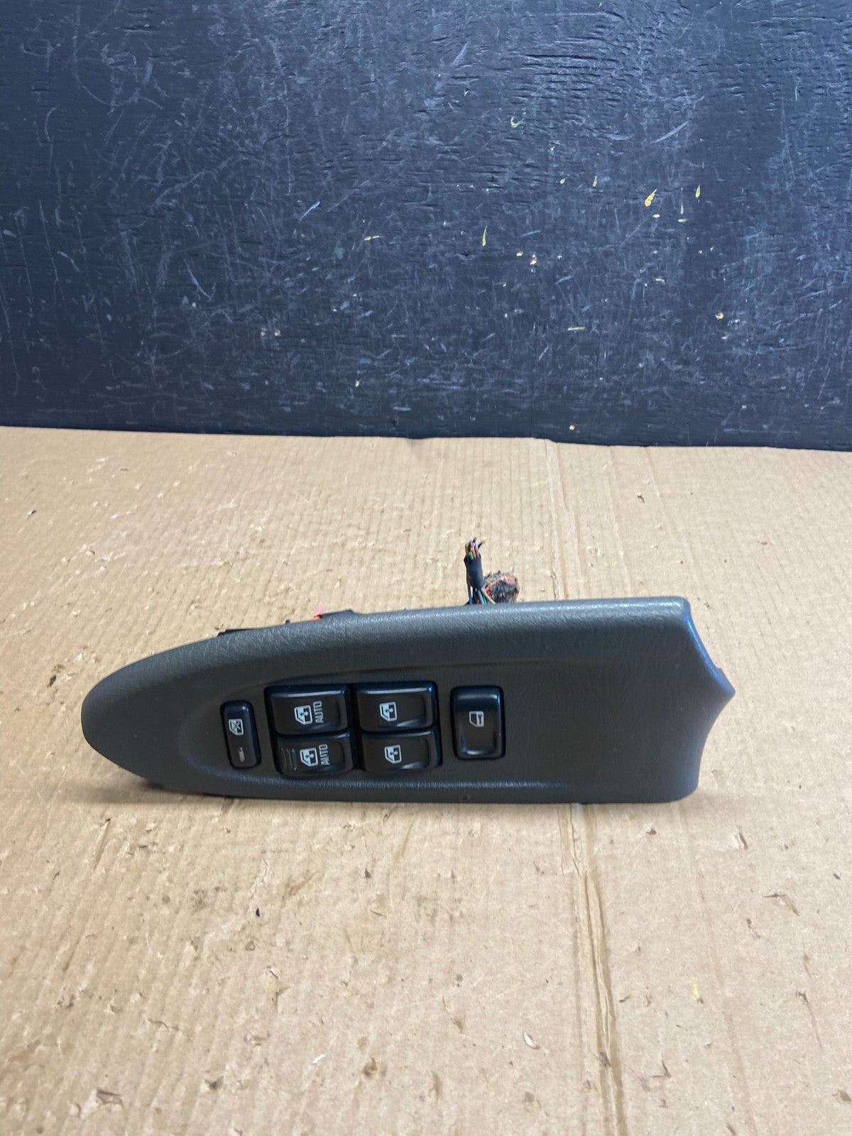 2002-2005 Chevrolet Trailblazer Left Driver Window Control Switch AE4042 DG0