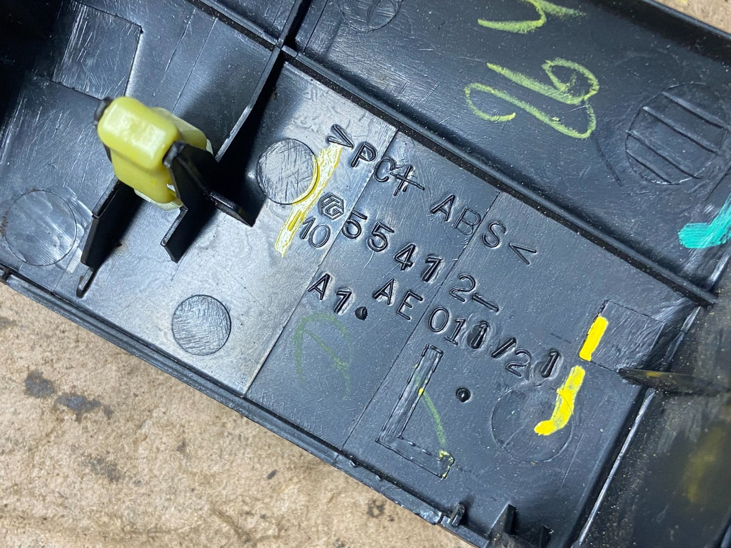 2004 to 2010 Toyota Sienna Left Side Climate Switches Bezel Trim OEM Y2088 DG6
