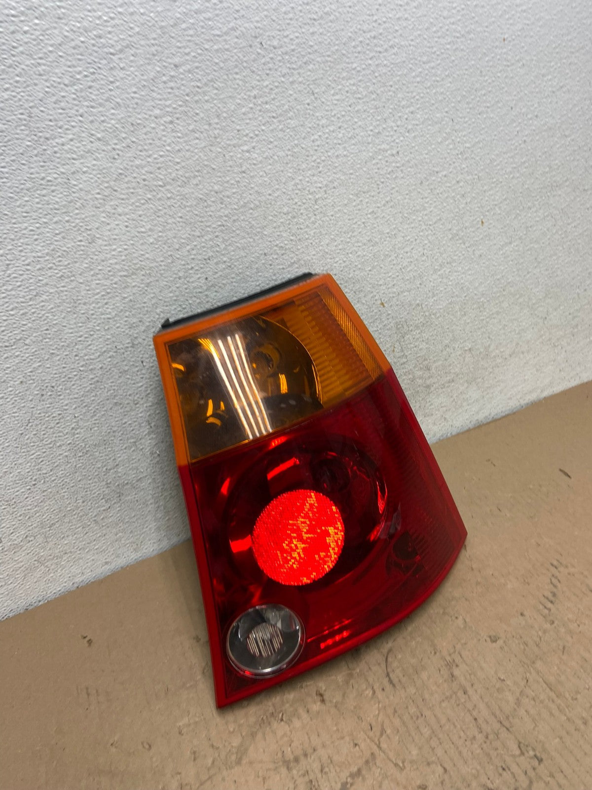 2004 to 2006 Chrysler Pacifica Right Passenger Rh Side Tail Light AF3292 LK2