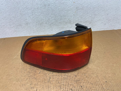 1998 1999 2000 Toyota Sienna Left Driver Tail light AE0200 DW0