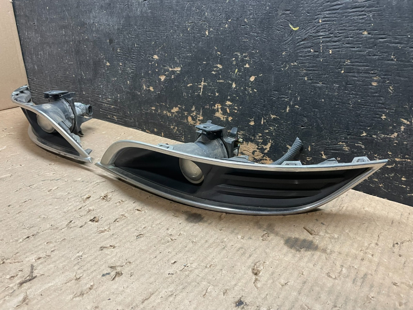 2013 to 2016 Lincoln MKT Left+Right Set Front Fog Light Bezel OEM z3496 DG1