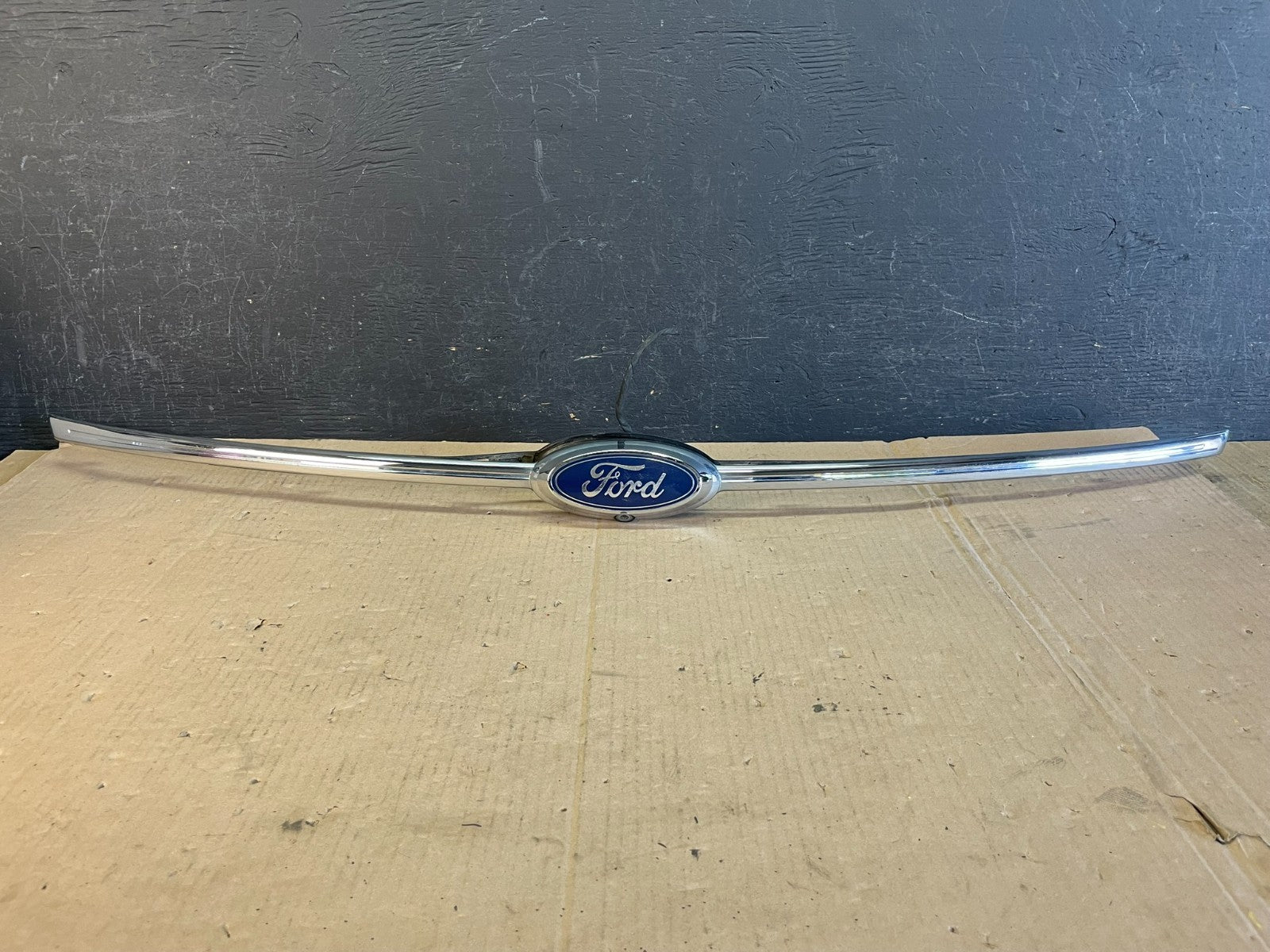 2013 to 2019 Ford Taurus Rear Trunk Chrome Molding With Back Up Camera ad8587 DG0