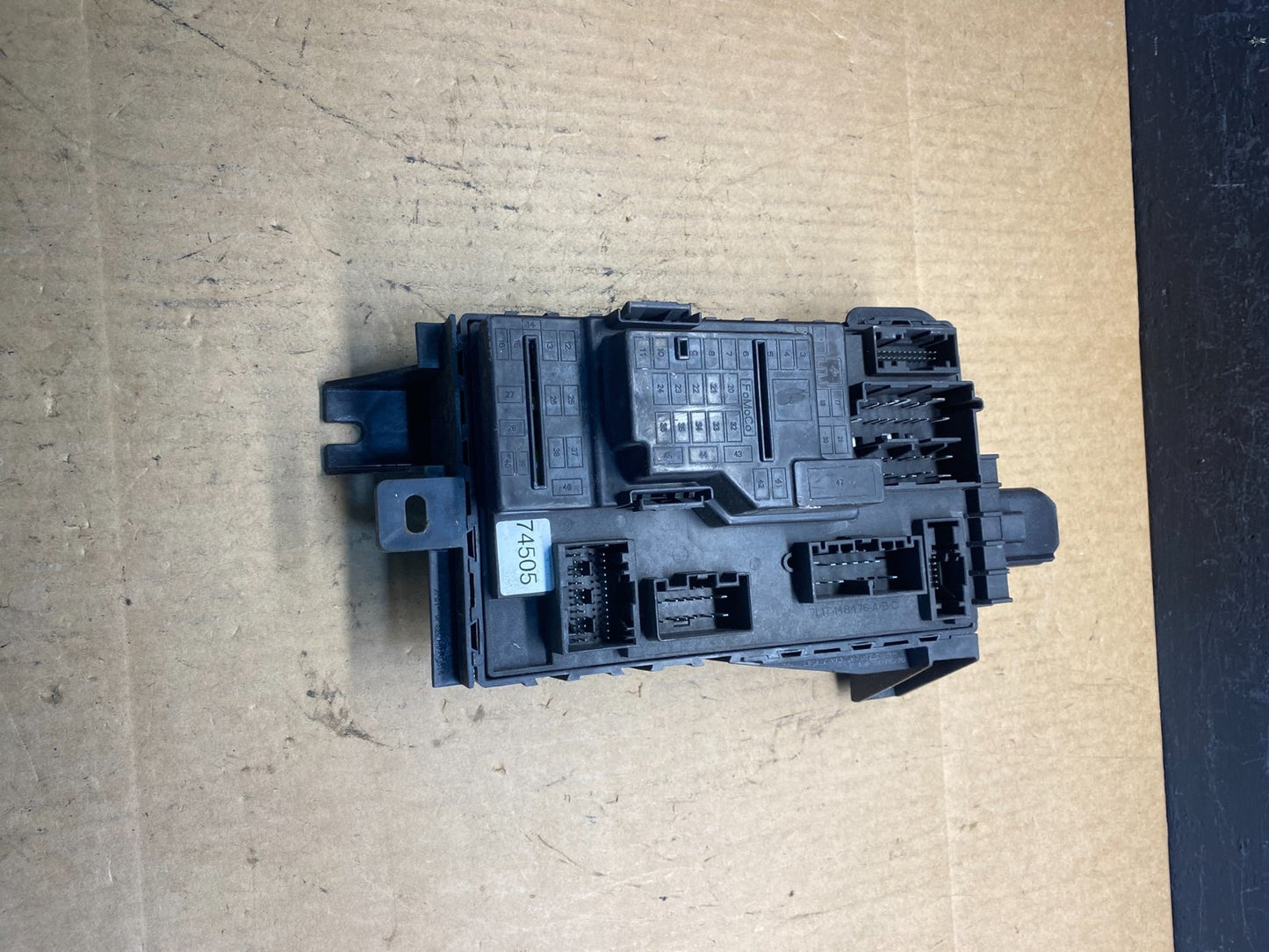 2008 - 2010 Ford Edge Lincoln MKX Fuse Relay Box OEM AC4280 DG0