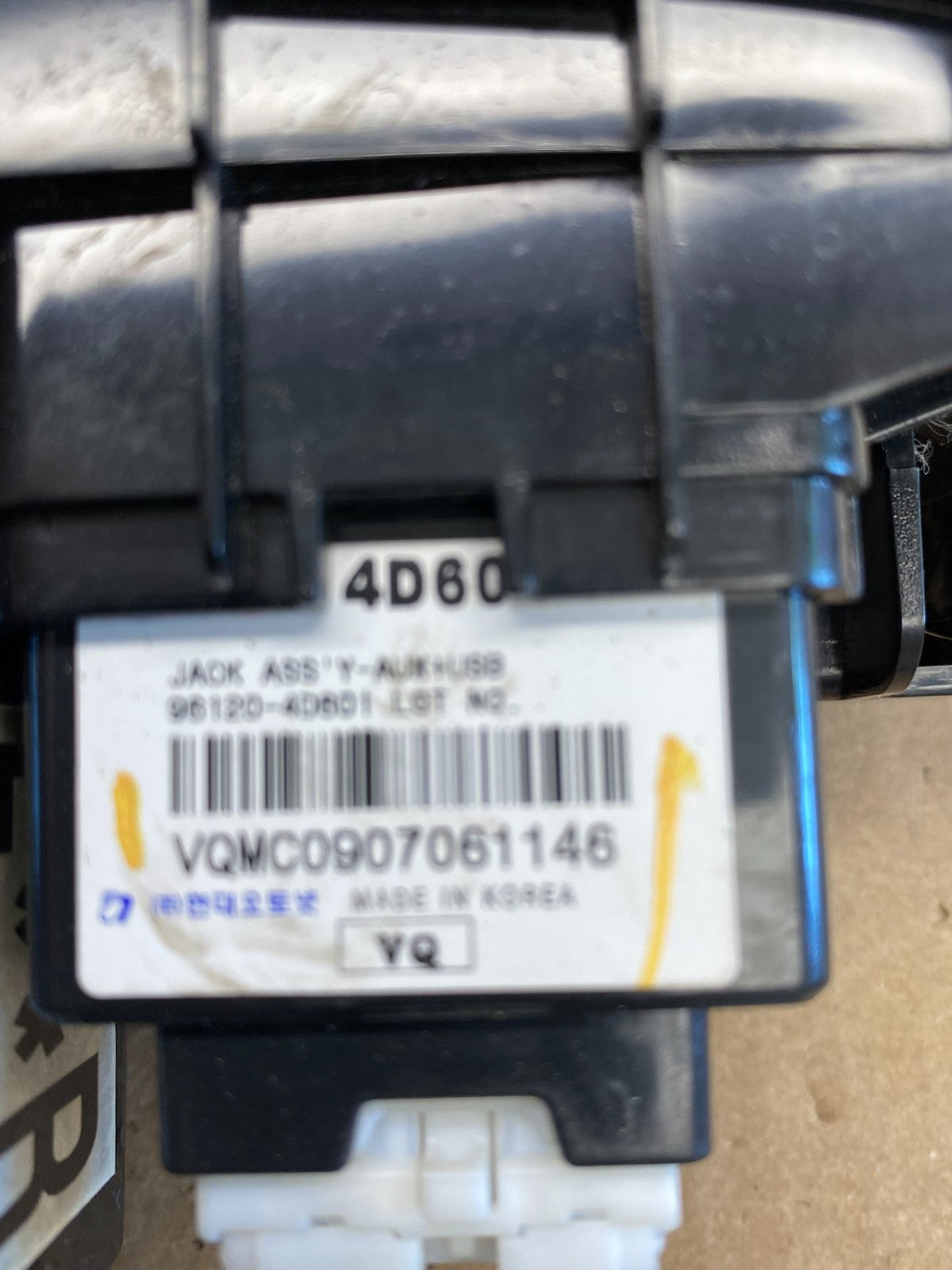 2006 - 2012 Kia Sedona Center Console Dash Storage Compartment Box AC6805 DG5