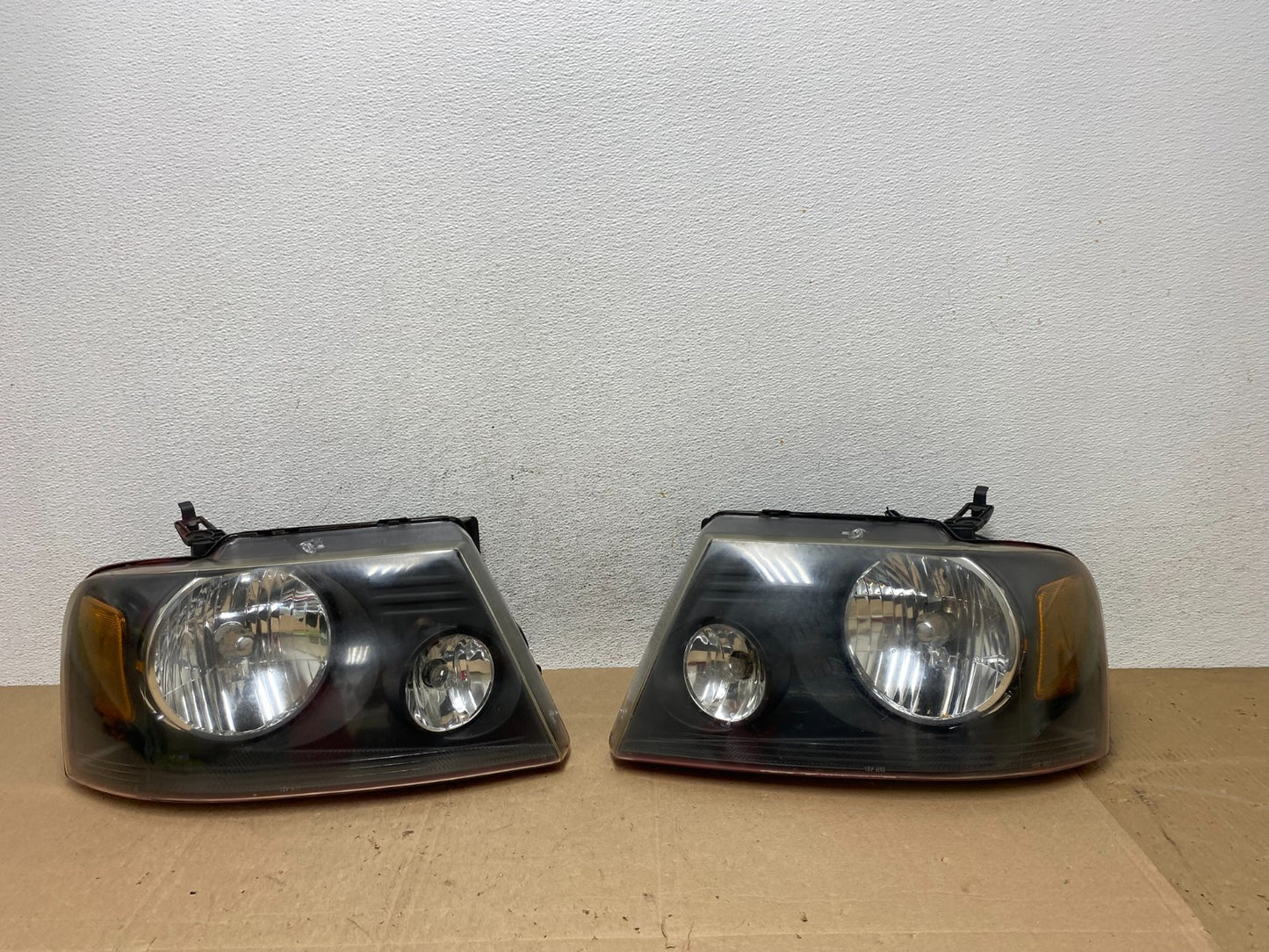 2004 to 2008 Ford F-150 F150 Left+Right Halogen Headlights AE5984 DW0