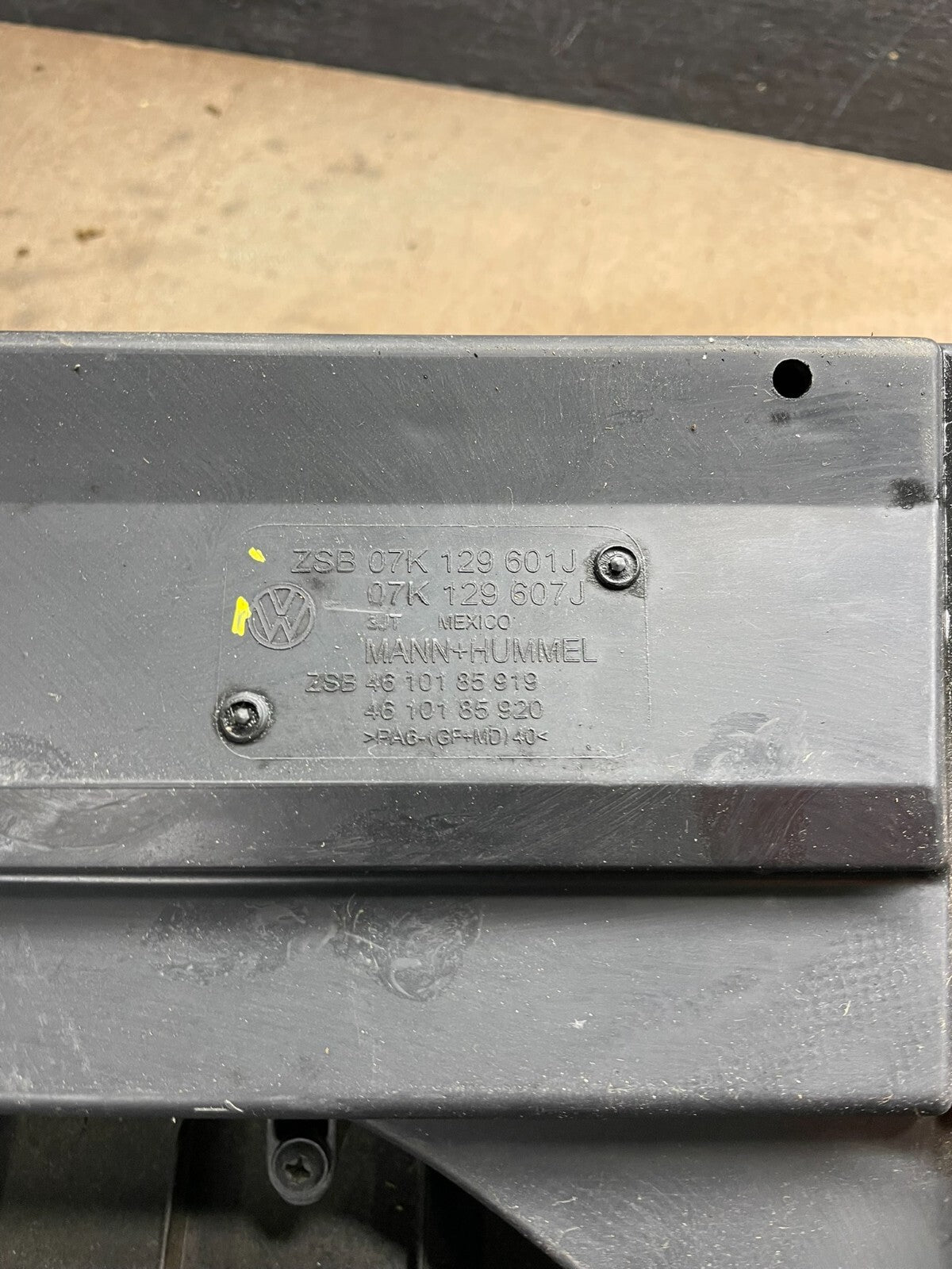 2005 to 2008 Volkswagen Jetta Beetle 2.5L Passat Engine Cover 07k129601j L4156 D8