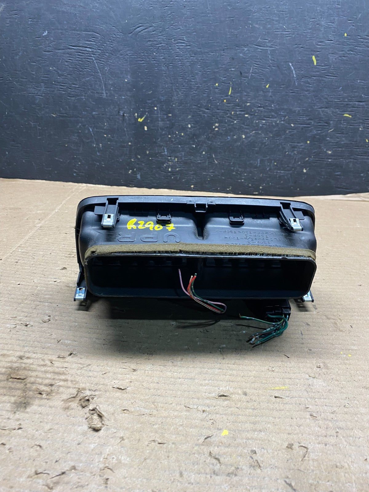 1997 to 2001 Lexus ES330 ES300 Front Center Side Air Vent R2907 DG4