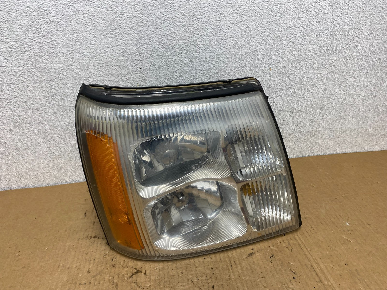 2002-2006 Cadillac Escalade Right Passenger Side Xenon HID Headlight AC77390