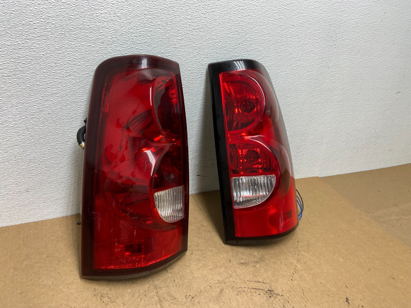 2003-2006 Chevrolet Silverado Left + Right Side Tail lights OEM AC3510 DW2