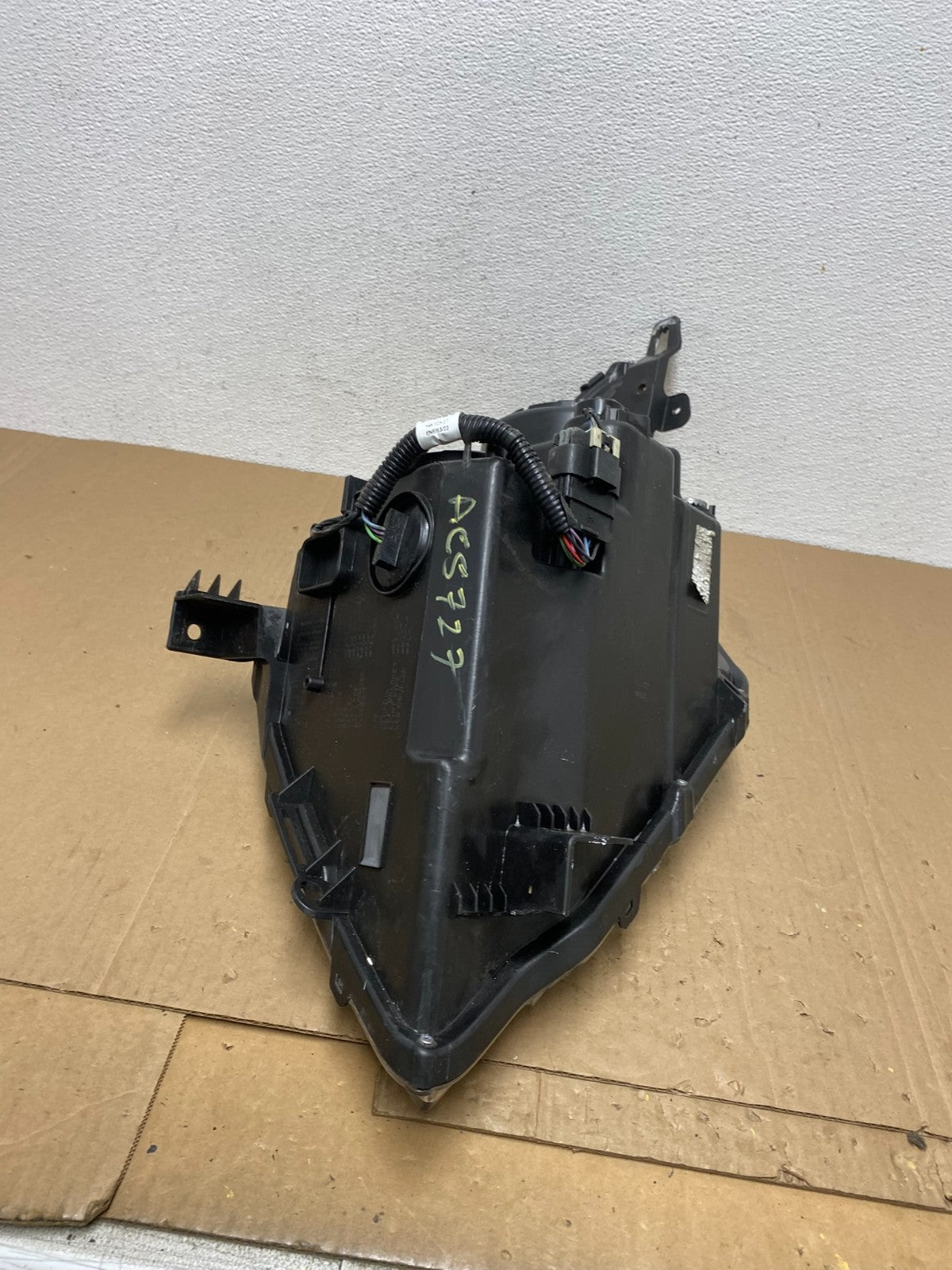 Halogen 2010 to 2016 Cadillac SRX Left Driver LH Side Headlight AC5727 DW6