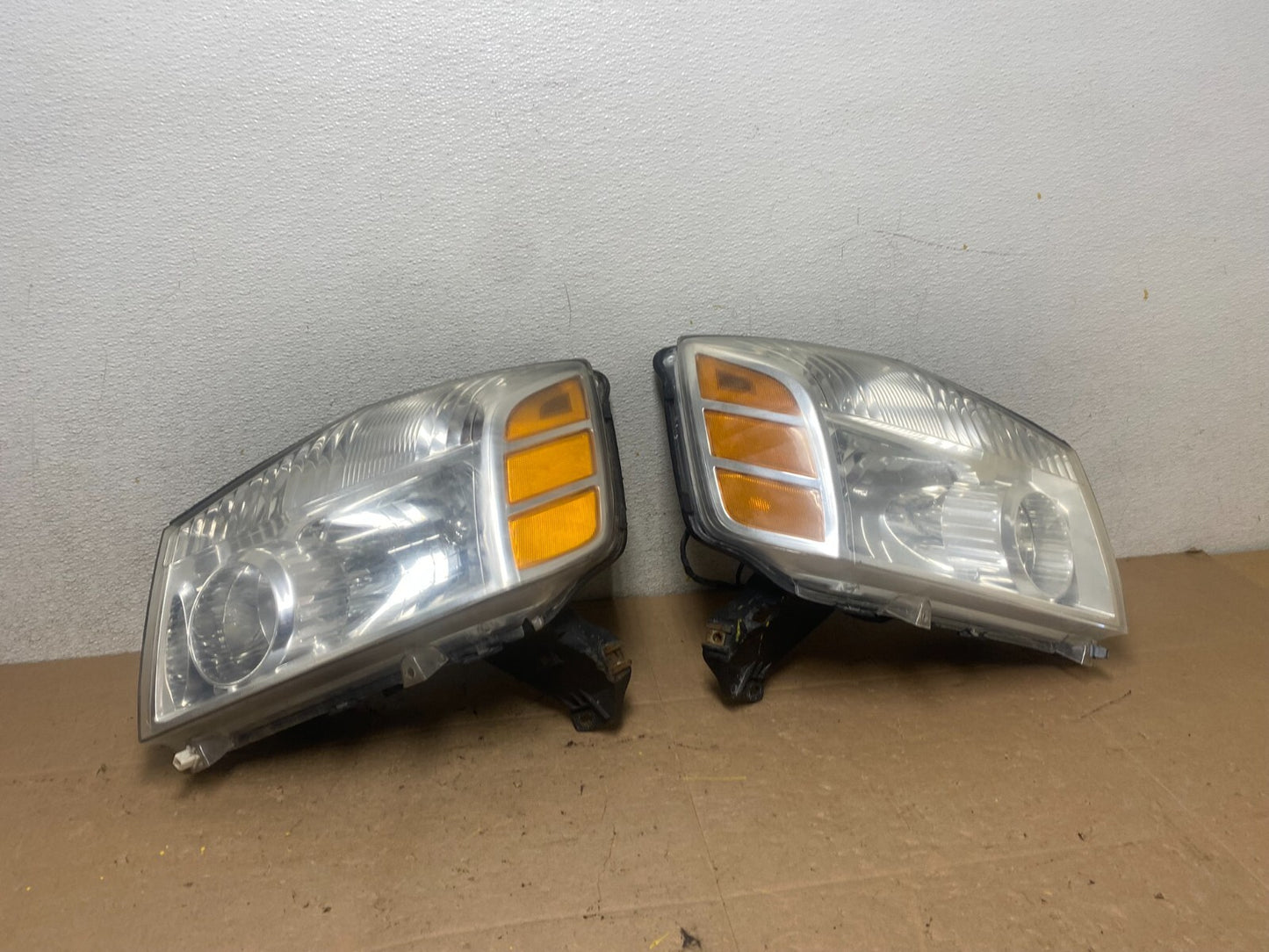 2004 to 2007 Nissan Armada Left+Right Side Set Headlights Oem M4123 DW0