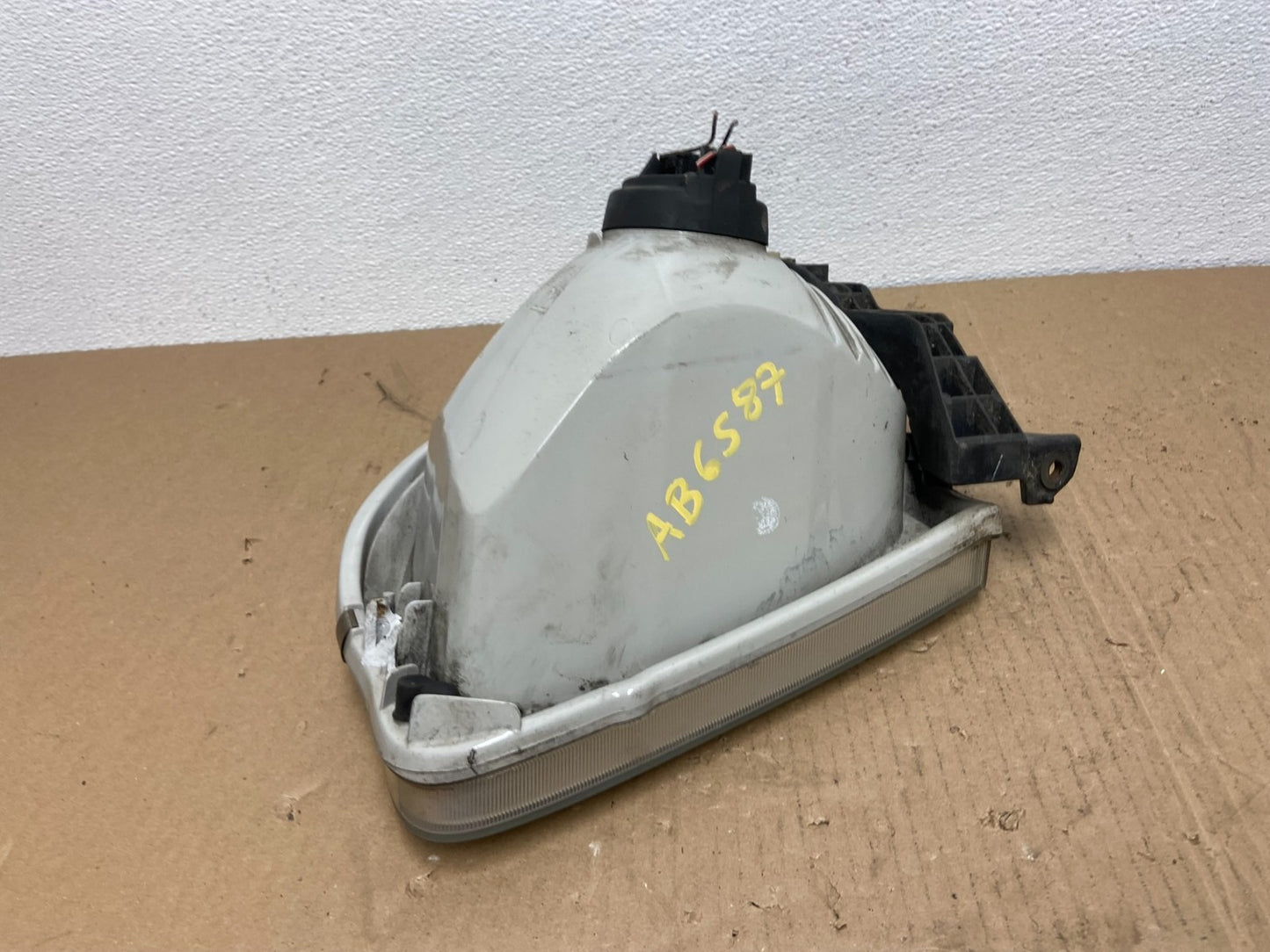 2001 to 2004 Toyota Sequoia Right Passenger RH Side Headlight Halogen AB6587 DW6