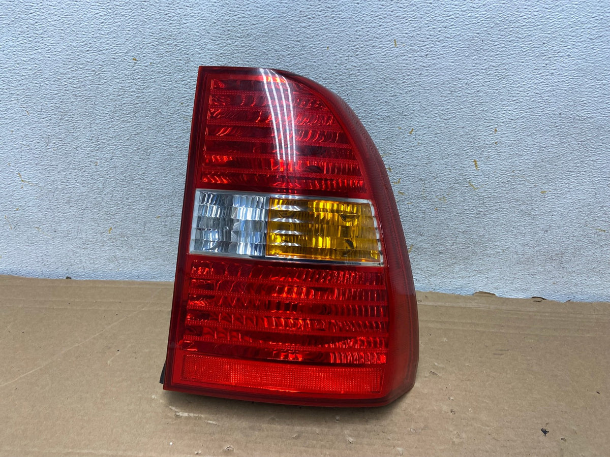 2005 to 2007 Kia Sportage Right Passenger Side RH Side Tail Light AH8323 LK0