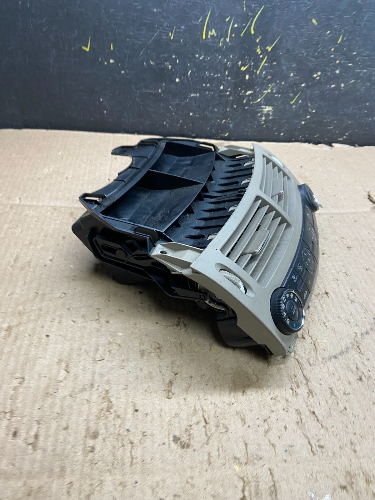 2007 - 2009 Mercedes W211 E550 E320 Center Console AC Heater Air Vent Y7907 DG2