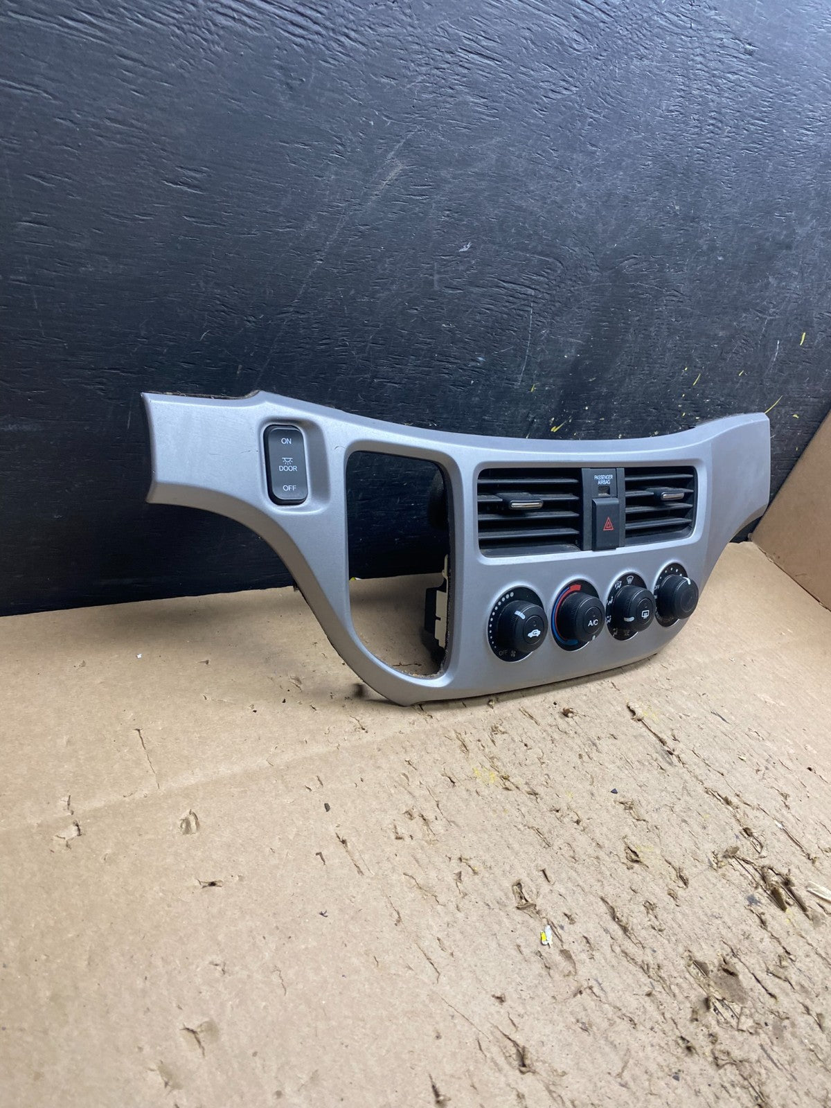 2005 to 2010 Honda Odyssey Radio Climate Control Dash Trim Bezel T8518 DG1