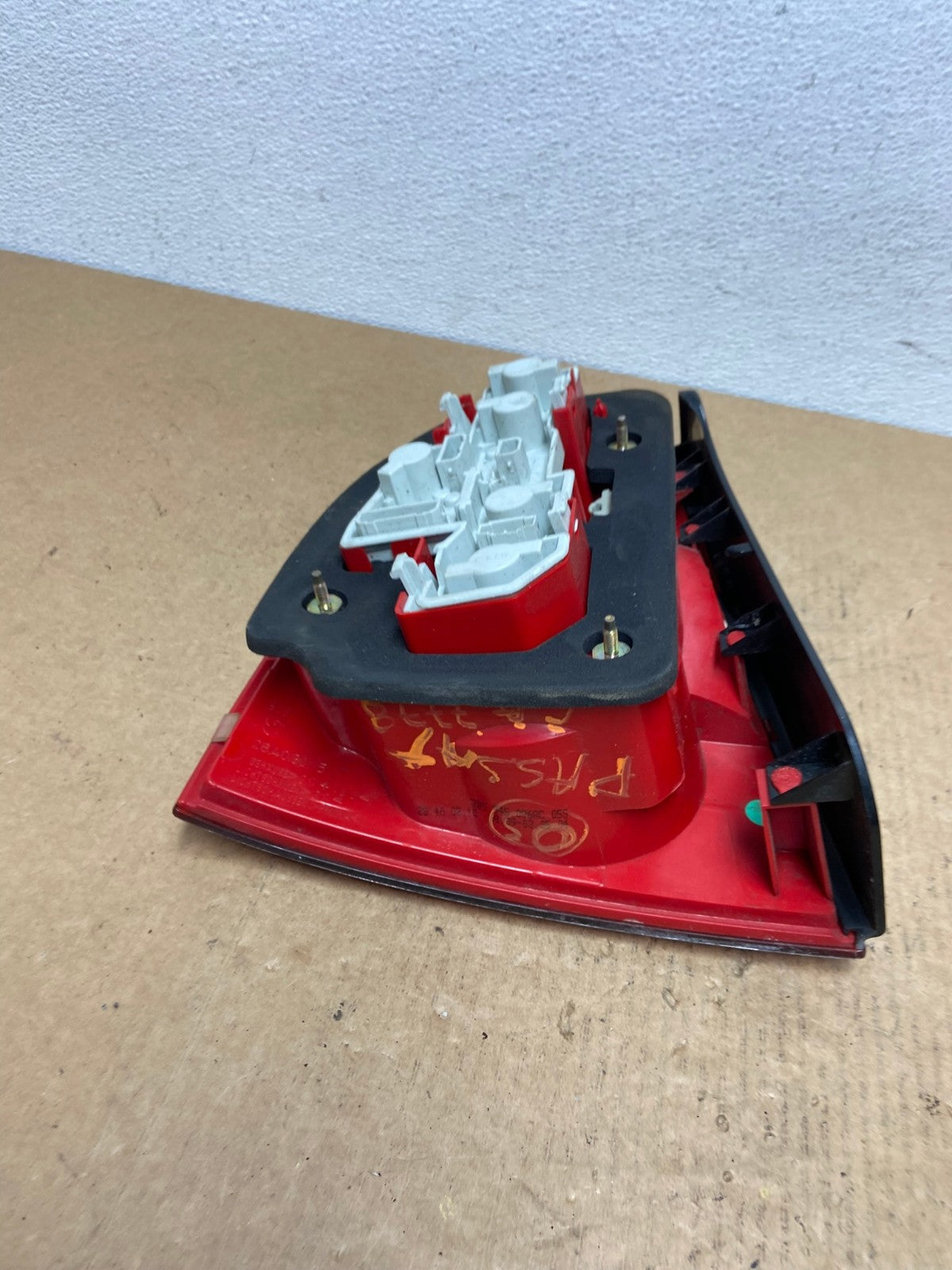 2001 to 2005 Volkswagen Passat Right RH Side Tail Light AC2983 LK6