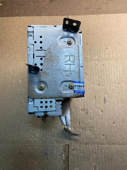 2004 2005 Mitsubishi Endeavor AM/FM/CD/MP3 Radio Head Unit Receiver Y7453 DG1