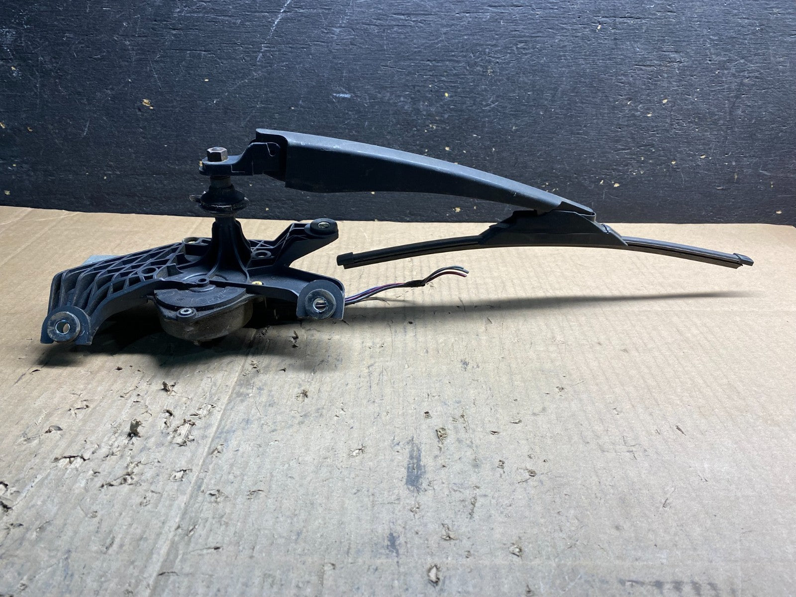 2011 to 2014 Ford Edge Licnoln MKX Rear Windshield Wiper Motor OEM AB0364 DG1