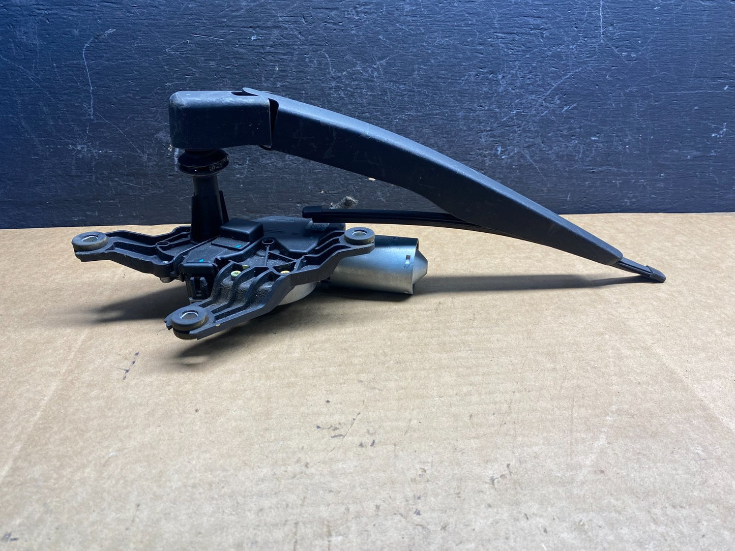 2020 to 2023 Ford Explorer Rear Windshield Wiper Motor ad7518 DG1