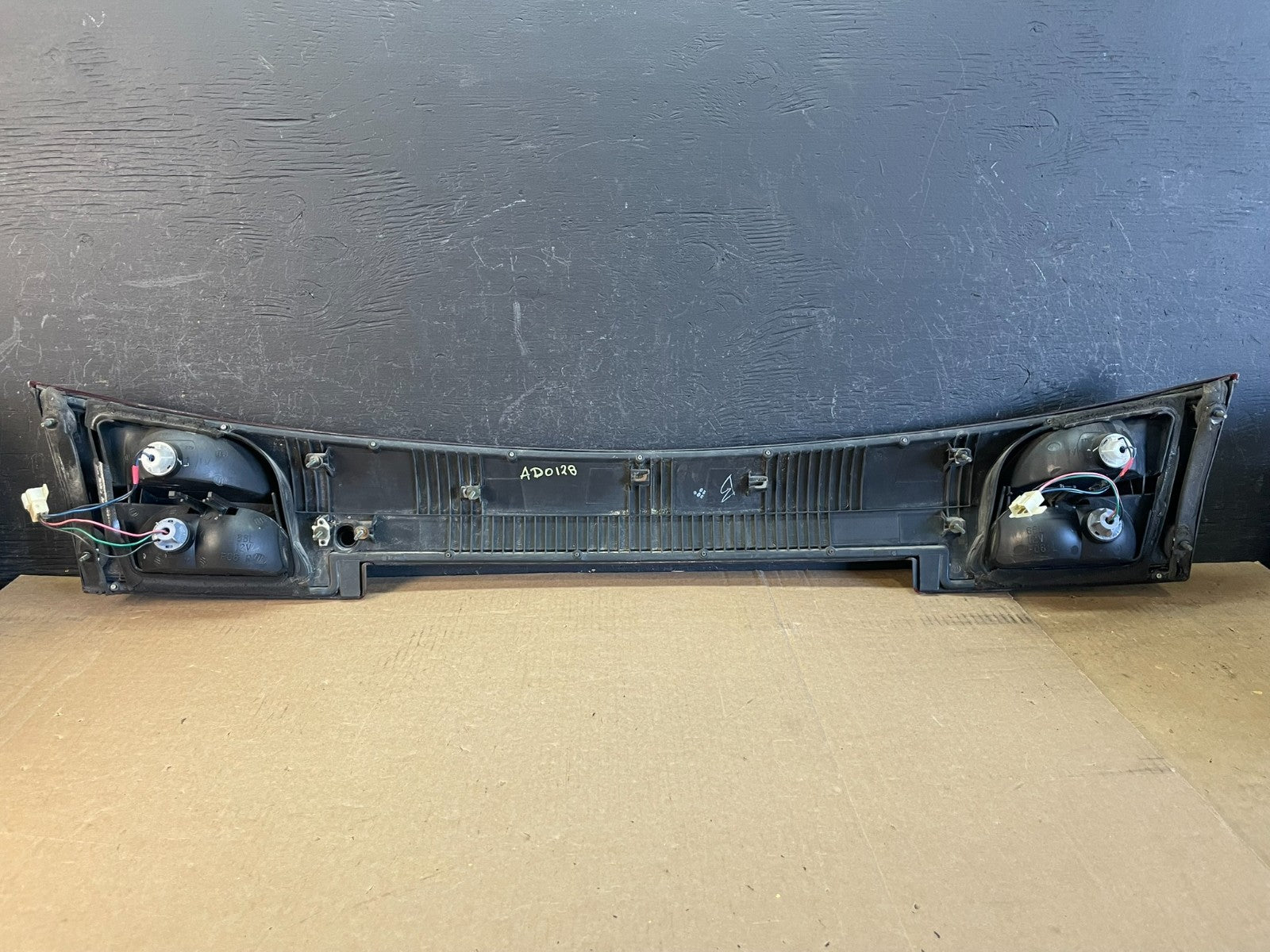 2002 - 2004 Subaru Outback Trunk Hatch Lid Tail Light Panel Center AD0128 DG6