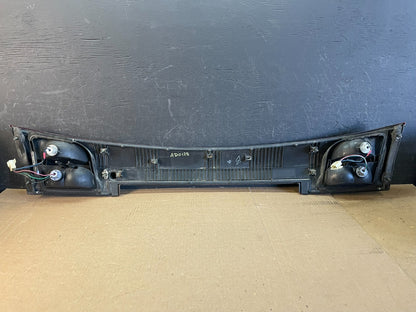 2002 - 2004 Subaru Outback Trunk Hatch Lid Tail Light Panel Center AD0128 DG6