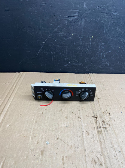 2001 - 2007 GMC Chevrolet Express 1500 Climate Control A/C AB8960 DG0